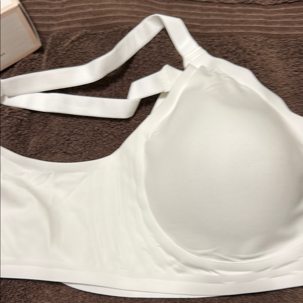 White Supportive Bra with Molded Cups and Adjustable Straps - Picture 3 of 9